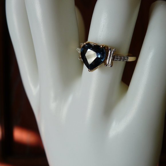 Engagement ring, 4 girls who dare to be different - Picture 3 of 10